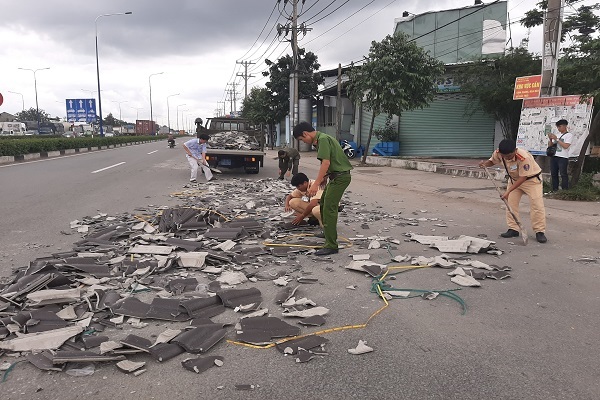 CSGT Bình Dương dọn ngói rơi trên đường tránh tai nạn cho người dân