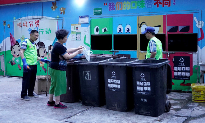 Người Trung Quốc cài app phân loại rác bằng AI vì sợ bị hạ điểm công dân