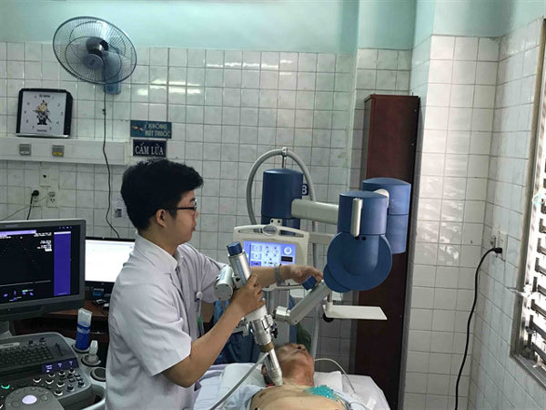 HCM City hospital uses shockwave therapy to treat ischemic heart disease