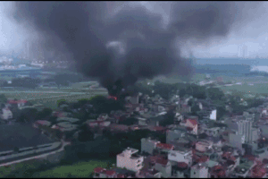 Xưởng trăm mét ở Hà Nội cháy đùng đùng, dùng búa tạ phá tường