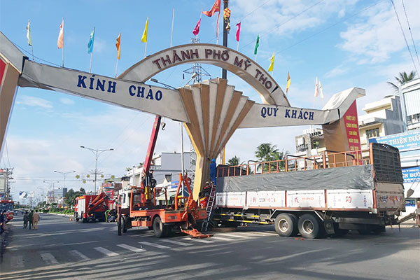 Xe tải tông như trời giáng làm sập cổng chào TP Mỹ Tho