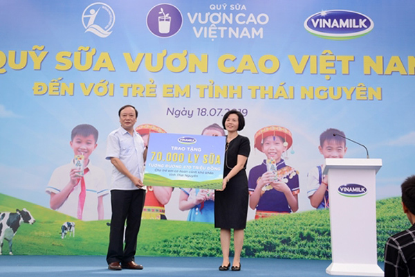 70.000 ly sữa Vinamilk đến với học sinh ATK Định Hóa