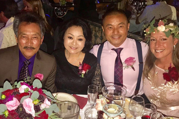 Con trai danh ca Hương Lan cưới vợ Tây ở tuổi 42