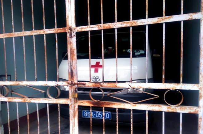 Trên đường cấp cứu, bỏ bệnh nhân xuống đường vào đăng kiểm xe cứu thương