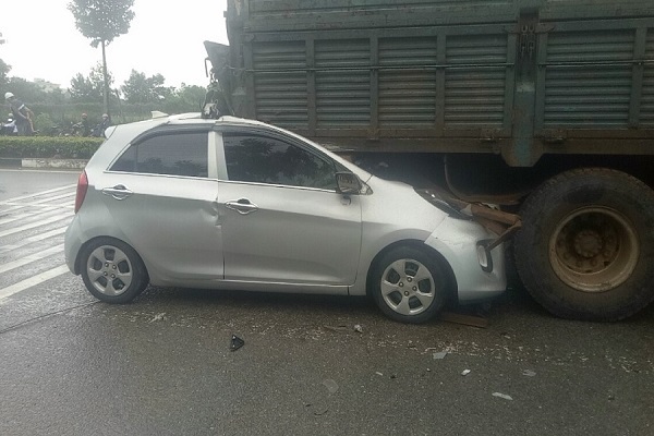 Xế hộp cắm đầu vào xe tải dừng đèn đỏ, tài xế chết kẹt trong cabin