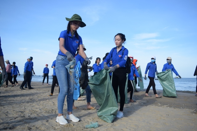 Hoa hậu Tiểu Vy nhặt rác trên bãi biển Quảng Bình