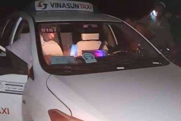 Tài xế taxi Vinasun bị cướp cứa cổ trong đêm