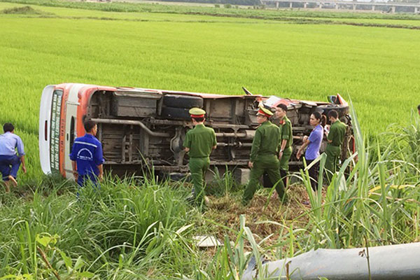 Xe buýt lật nhào xuống ruộng ở Nghệ An, người phụ nữ tử vong tại chỗ