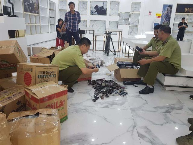 Công an đột kích trung tâm hàng hiệu, đồng hồ nhái Rolex 400 ngàn bán 500 triệu