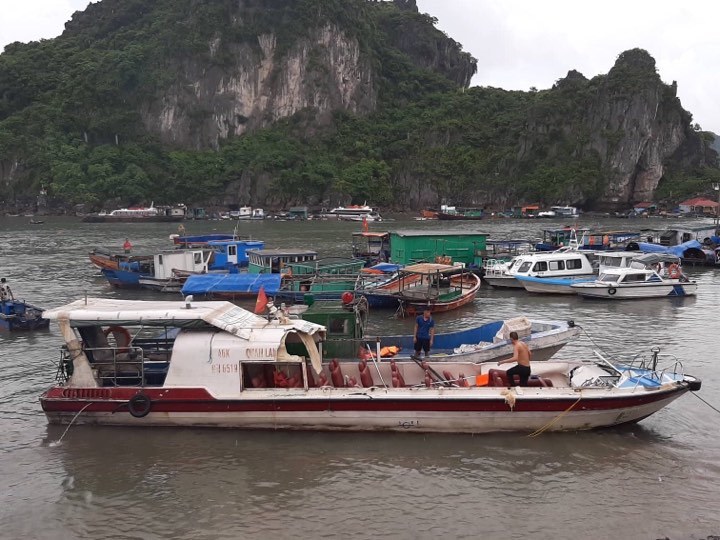 Tàu cá đâm tung nóc tàu cao tốc ở Quảng Ninh, 46 hành khách la hét hoảng loạn