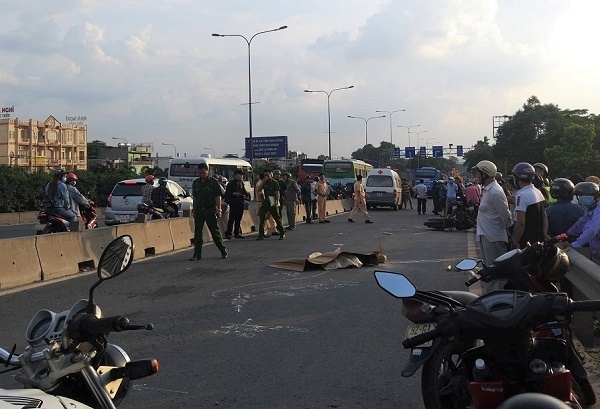 Xe buýt va chạm xe máy, nam thanh niên tử vong