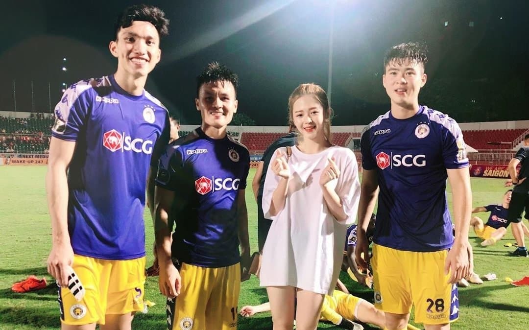 Thanh Hằng thắt tóc bím trẻ trung đón tuổi 37