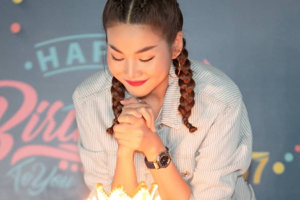 Thanh Hằng thắt tóc bím trẻ trung đón tuổi 37