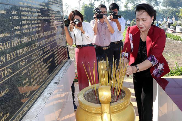 Chủ tịch QH dâng hương tưởng niệm các Anh hùng liệt sĩ tại Vĩnh Long
