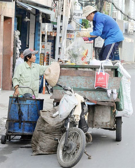 HCM City offers help to private garbage collectors