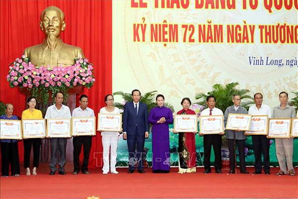 Chủ tịch QH dự lễ trao bằng Tổ quốc ghi công tại tỉnh Vĩnh Long
