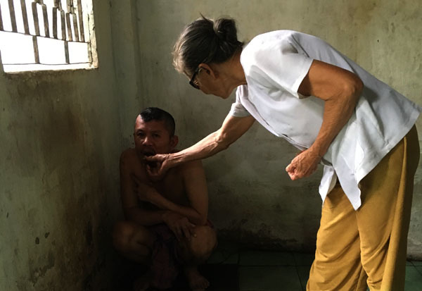 20 năm, người mẹ nghèo nuốt nước mắt xích con vào góc tường