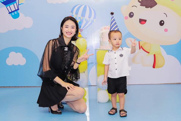 Chồng đại gia làm sinh nhật cho Hoa hậu Thu Ngân và con trai 2 tuổi