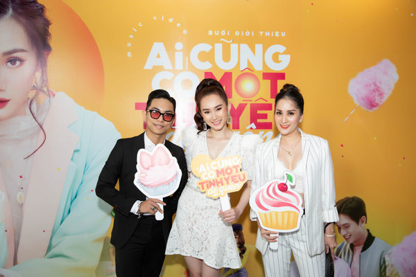 Khánh Thi cùng chồng trẻ Phan Hiển đến mừng học trò ra MV