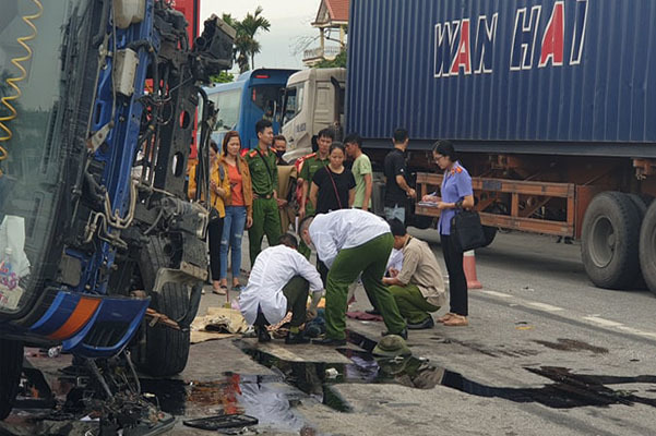 Bắt tạm giam tài xế xe tải lật đè chết 5 người ở Hải Dương