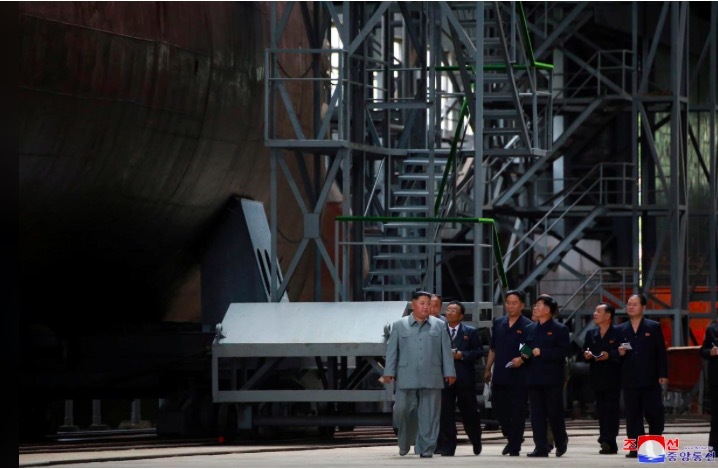 Kim Jong Un thị sát tàu ngầm mới