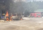 Xe khách 16 chỗ bốc cháy dữ dội tại trạm dừng chân ở Đồng Nai
