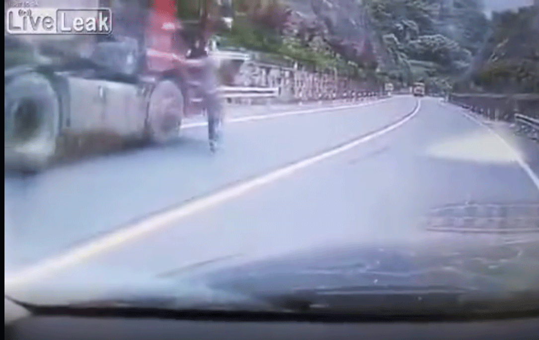 Nể phục người đàn ông đu bám theo xe tải "tự chạy" ngăn sự cố