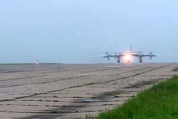 Nhấn vào ảnh để phóng to Nga tung video máy bay ném bom 'hẹn' chiến cơ Trung Quốc