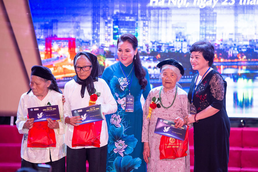 Trao quà, tặng sổ tiết kiệm cho bà mẹ Việt Nam anh hùng