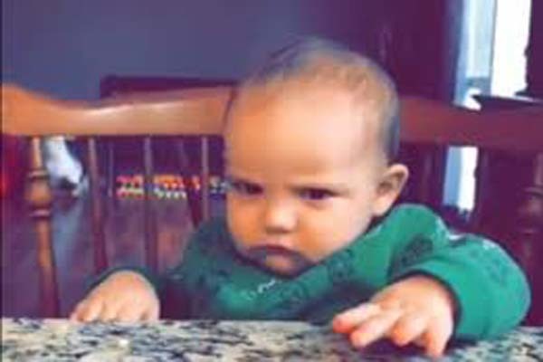 Phản ứng bất ngờ của em bé khi bị phun nước vào mặt