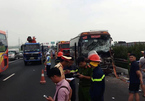 Phá cửa cứu 4 người bị mắc kẹt trên xe tai nạn ở cao tốc Pháp Vân