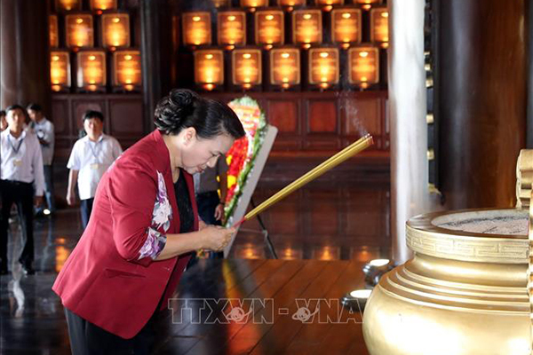 Chủ tịch QH tưởng niệm các Anh hùng Liệt sỹ tại TP Hồ Chí Minh