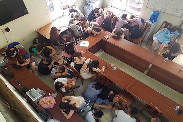 Đột kích vũ trường ăn chơi nổi tiếng Sài Gòn, hơn 200 dân chơi phê ma tuý