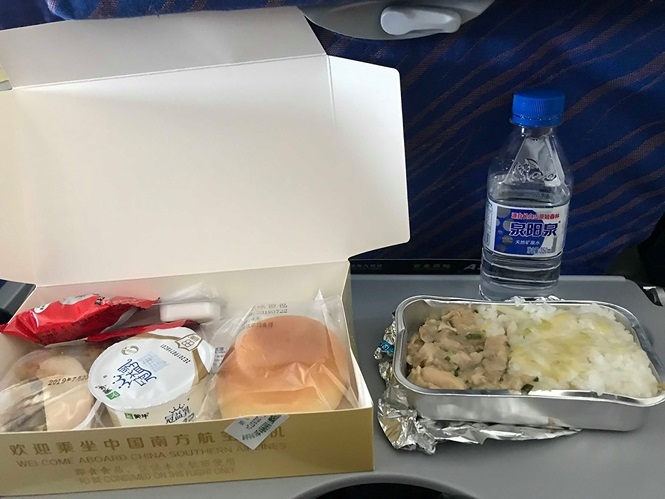 Tiếp viên xin lỗi vì đồ ăn trên máy bay có dòi