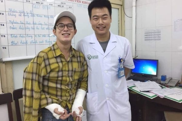 Quang Anh ‘Về nhà đi con’ bị tai nạn rạn xương tay