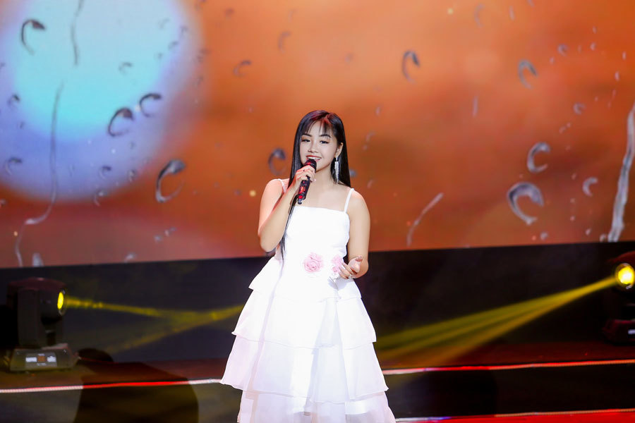Cô bé Hà Nội 13 tuổi hát Bolero đầy cảm xúc