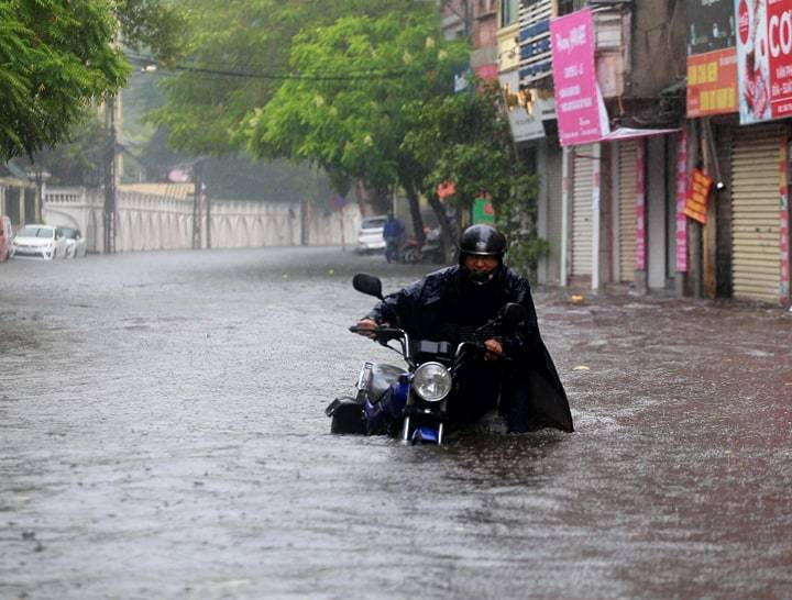 Hà Nội vừa mưa to, nhiều tuyến đường ngập sâu