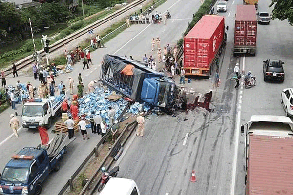 Làm cầu vượt trên quốc lộ 5 sau 3 tai nạn khiến 7 người chết