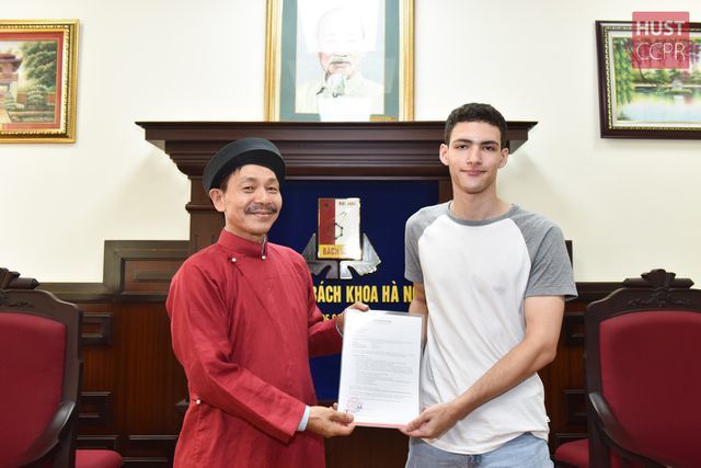 Hanoi university welcomes American student