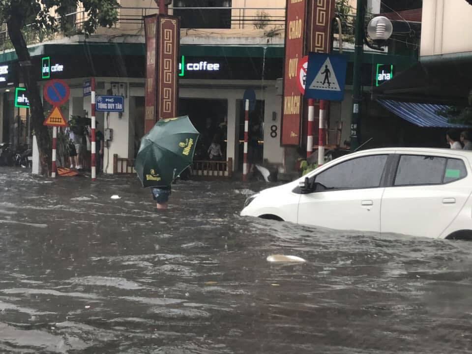 Hà Nội vừa mưa to, nhiều tuyến đường ngập sâu