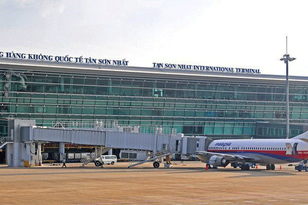 Xe chở khách trong sân bay Tân Sơn Nhất bị bung lốp