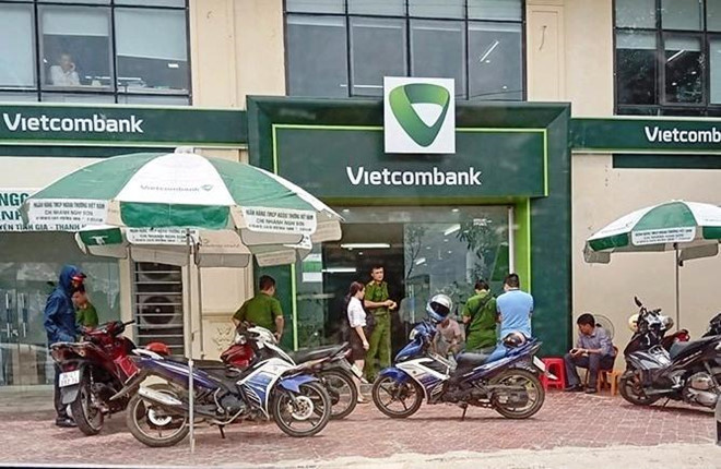 Thanh niên bịt mặt lao vào ngân hàng ở Thanh Hóa dùng súng uy hiếp nhân viên