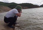 Nước hồ chuyển màu, Phó chủ tịch Hà Tĩnh vô tư rửa mặt