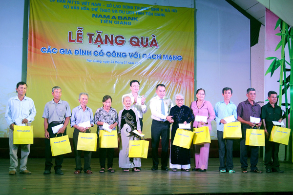Nam A Bank Tiền Giang tặng quà Mẹ Việt Nam anh hùng