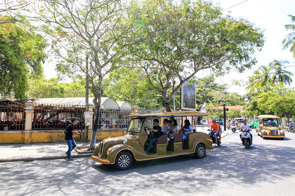 Hoi An debuts public battery-powered cars