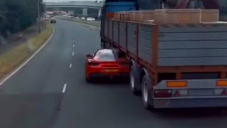 Vén màn sự thật video xe Ferrari lao qua gầm xe tải trốn cảnh sát