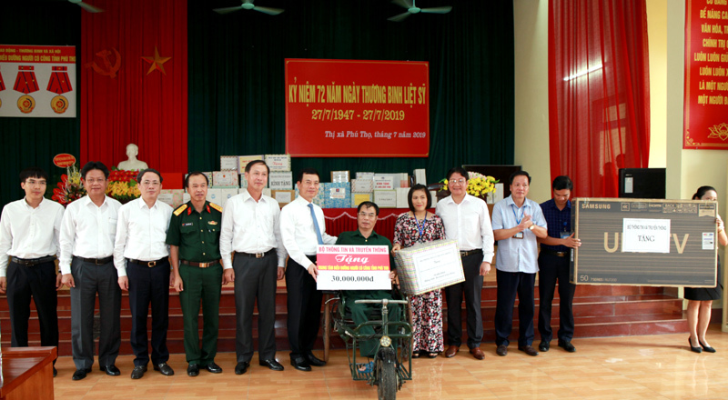 Bộ TT&TT tri ân các anh hùng liệt sỹ và thương bệnh binh tỉnh Phú Thọ