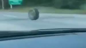 Lốp xe lăn như bay trên cao tốc làm vỡ đầu xe Jeep