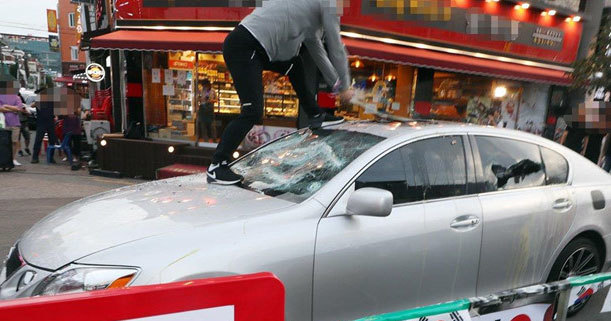 Người Hàn Quốc tự tay đập xe Lexus, xin lỗi vì đã mua ôtô Nhật Bản