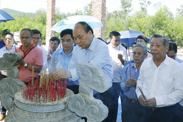 Thủ tướng dâng hương tưởng niệm các anh hùng liệt sĩ